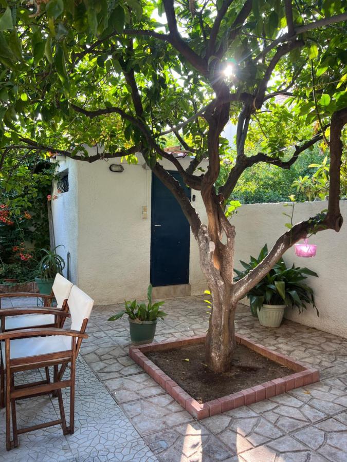 Cosy Guesthouse-Souterrain With Garden In City Center Corinth Exterior photo