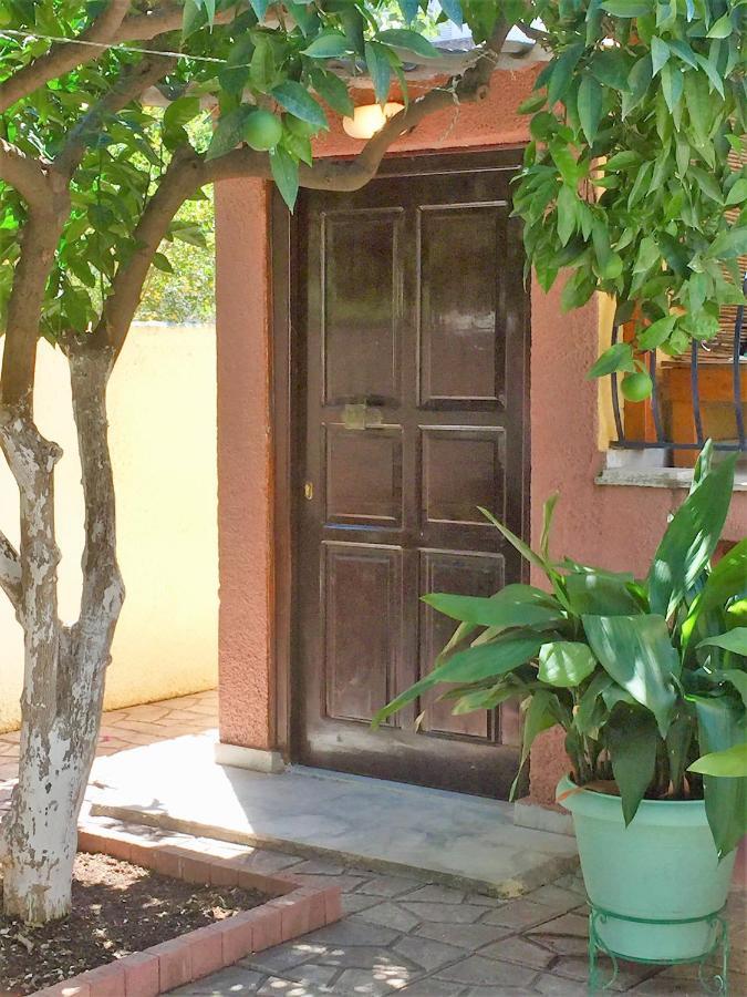 Cosy Guesthouse-Souterrain With Garden In City Center Corinth Exterior photo